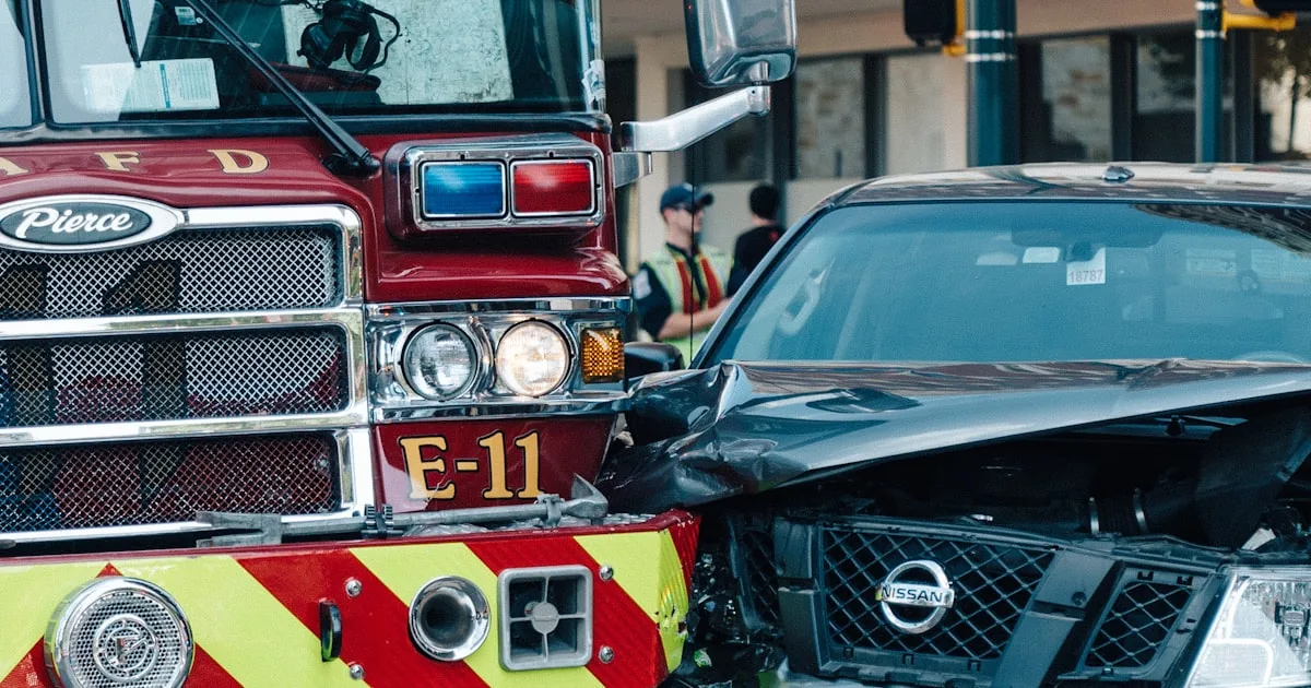 Mașină lovită frontal, lângă o autospecială de pompieri la locul accidentului