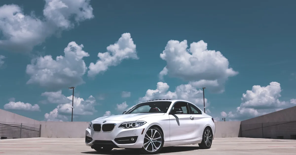 Coupe premium alb parcat sub un cer cu nori