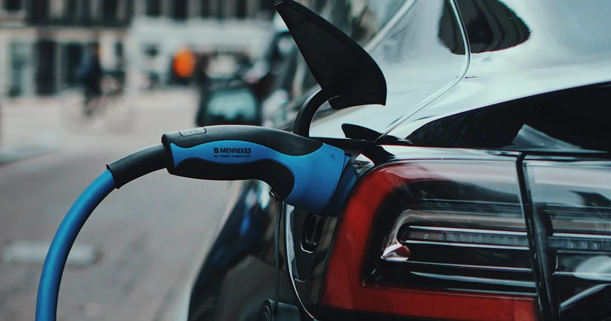 Mașină electrică la încărcat pe o stradă din oraș