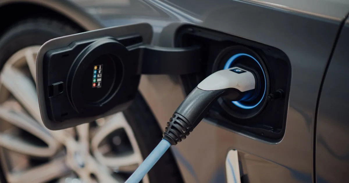 Cablu de încărcare conectat la priza unei mașini electrice